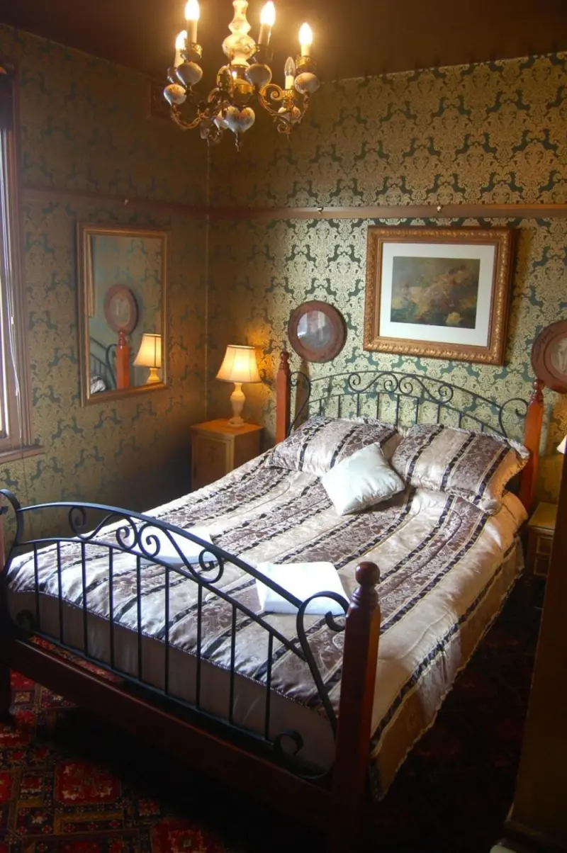 Queen Room with Shared Bathroom - 3